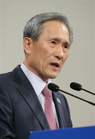 北朝鮮との共同報道文を公表する韓国の金寛鎮・大統領府国家安保室長＝２５日、ソウルの青瓦台（聯合＝共同）