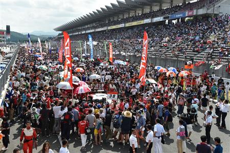 決勝レース前に行われるグリッドウオーク（Ｃ）ＧＴＡ