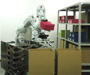 日立製作所が開発した新型ロボット。２本のアームで素早く倉庫の商品が取り出せる＝２５日、千葉県野田市