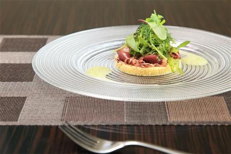 朝食をランチに振り替えも可能。ランチメニューの前菜ホタルイカのタブレ（佐藤良一撮影）