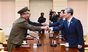 高官会談を終え、握手する北朝鮮の黄炳瑞（ファン・ビョンソ）・朝鮮人民軍総政治局長（左）と韓国の金寛鎮（キム・グァンジン）・大統領府国家安保室長（右）ら＝２０１５年８月２５日、板門店の韓国側施設「平和の家」（ＡＰ）