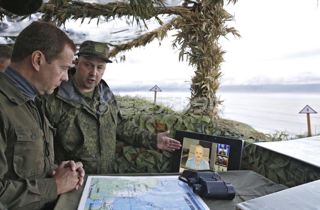 北方領土の択捉島を軍服姿で視察するロシアのドミトリー・メドベージェフ首相（左）＝２０１５年８月２２日（ロイター）