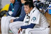 五回に突然崩れ、イニング７失点で降板したマリナーズ・岩隈（いわくま）久志＝２０１５年８月２４日、米ワシントン州シアトル（ゲッティ＝共同）