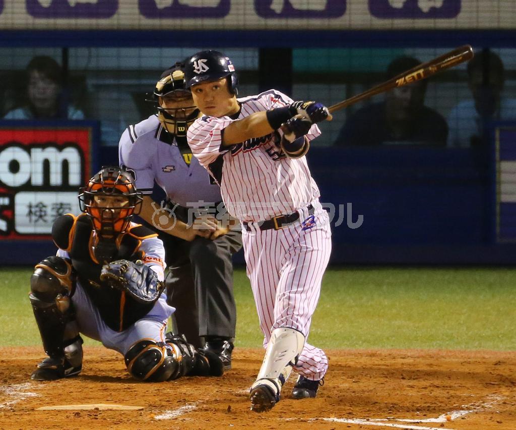 二回に本塁打を放つヤクルトの中村悠平（右）＝２０１５年８月２５日、東京都新宿区・神宮球場（山田俊介撮影）