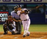 二回に本塁打を放つヤクルトの中村悠平（右）＝２０１５年８月２５日、東京都新宿区・神宮球場（山田俊介撮影）