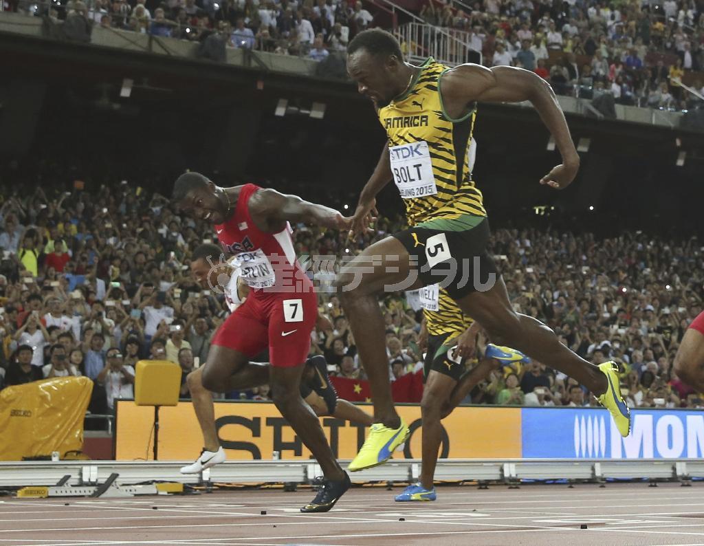 これほど必死の形相でゴールを駆け抜けるウサイン・ボルト（右）を、初めて見た＝２０１５年８月２３日、中国・首都北京市の国家体育場（ＡＰ）