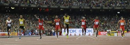 史上まれに見る豪華ラインアップの１００メートル決勝は、懸命の走りのウサイン・ボルト（中央）が、わずかに制した＝２０１５年８月２３日、中国・首都北京市の国家体育場（ＡＰ）