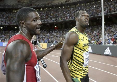 王者ウサイン・ボルト（右）にジャスティン・ガトリンが歩み寄り、祝福した＝２０１５年８月２３日、中国・首都北京市の国家体育場（ＡＰ）