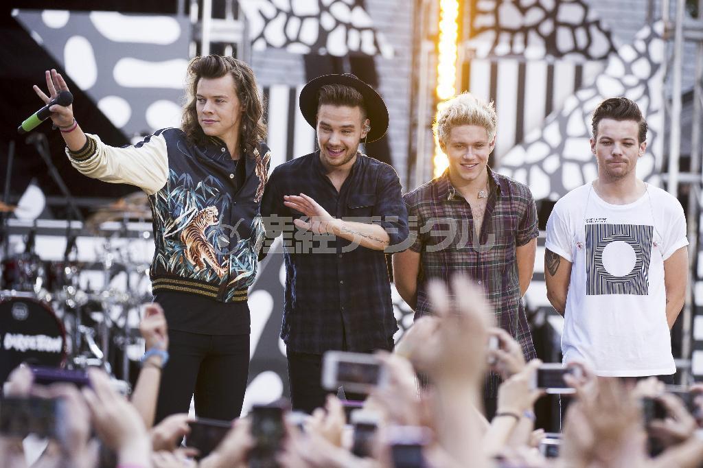 ファンの声援に応えるワン・ダイレクションの（左から）ハリー・スタイルズ、リアム・ペイン、ナイル・ホーラン、ルイ・トムリンソン。もしかしたら４人で歌う姿は２０１６年以降、見られなくなるかもしれない＝２０１５年８月４日、米ニューヨーク（ＡＰ）