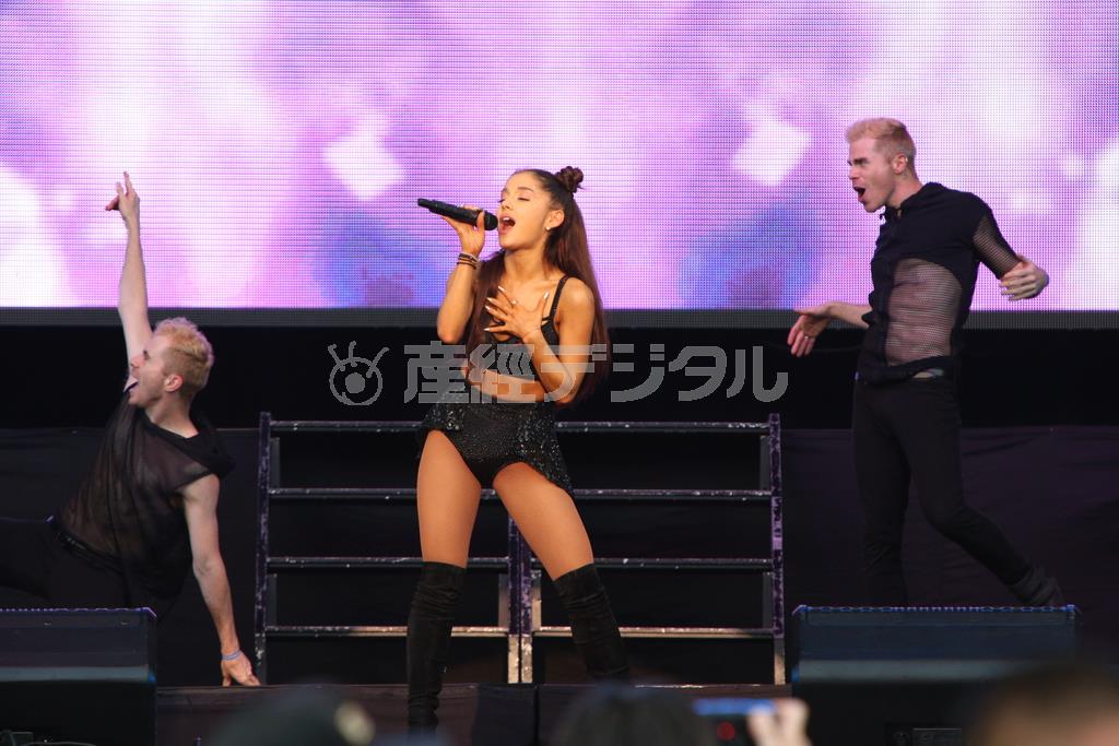 抜群の歌唱力で魅了したアリアナ・グランデ（中央）＝２０１５年８月１５日。（Ｃ）ＳＵＭＭＥＲ＿ＳＯＮＩＣ＿Ａｌｌ＿Ｒｉｇｈｔｓ＿Ｒｅｓｅｒｖｅｄ