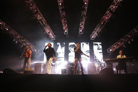 Ｆ．Ｆ．Ｓは英米の人気バンドが合体した話題のコラボ＝２０１５年８月１６日。（Ｃ）ＳＵＭＭＥＲ＿ＳＯＮＩＣ＿Ａｌｌ＿Ｒｉｇｈｔｓ＿Ｒｅｓｅｒｖｅｄ、（Ｃ）Ｈｏｓｔｅｓｓ＿Ｃｌｕｂ