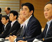 月例経済報告等に関する関係閣僚会議に臨む安倍晋三首相（右から２人目）＝２６日午後、首相官邸（斎藤良雄撮影）