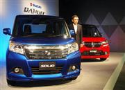 ハイブリッドシステムを搭載した新型小型車「ソリオ」を発表するスズキの鈴木俊宏社長＝２６日、東京都文京区