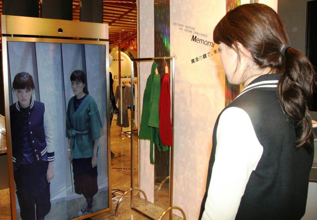 伊勢丹新宿本店に試験導入されたデジタル技術を使用したミラー。試着した姿を画像で保存し、比較できる＝２６日、東京都新宿区