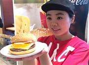 北海道産チーズを使った日本マクドナルドの「北海道チーズ月見」＝２６日、東京都新宿区