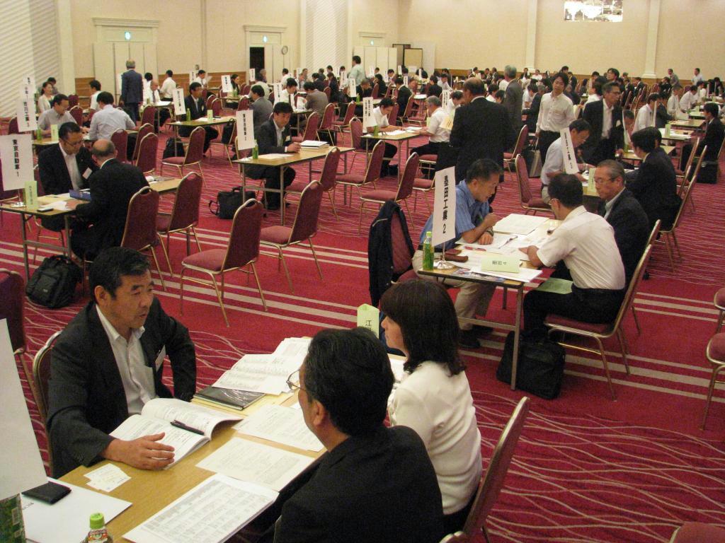 毎年６月に開かれる東京商工会議所の会員企業を対象とした高校との就職情報面接会＝東京都江戸川区