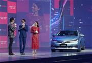 「エコカー」への関心は中国でも高まる。トヨタ自動車が４月、上海市内でのイベントで公開した中国市場向け新型ハイブリッド車「カローラ」＝２０１５年４月１９日、中国（河崎真澄撮影）