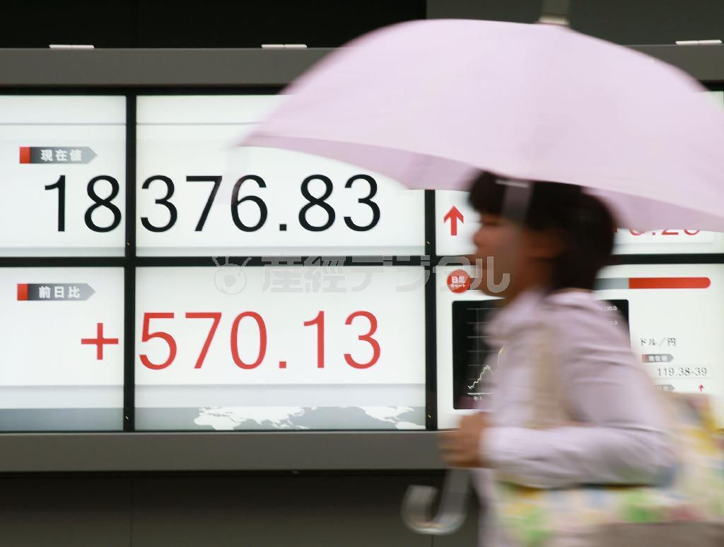 急反発した日経平均株価の終値を示す証券会社のボード＝２０１５年８月２６日午後、東京都中央区日本橋茅場町（共同）