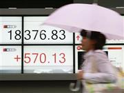 急反発した日経平均株価の終値を示す証券会社のボード＝２０１５年８月２６日午後、東京都中央区日本橋茅場町（共同）