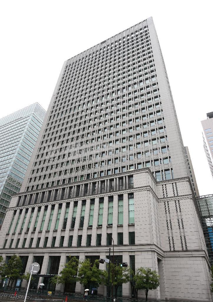 三井生命保険買収に向け最終調整に入った日本生命保険の丸の内ビル＝２０１５年８月２６日午前、東京都千代田区（福島範和撮影）