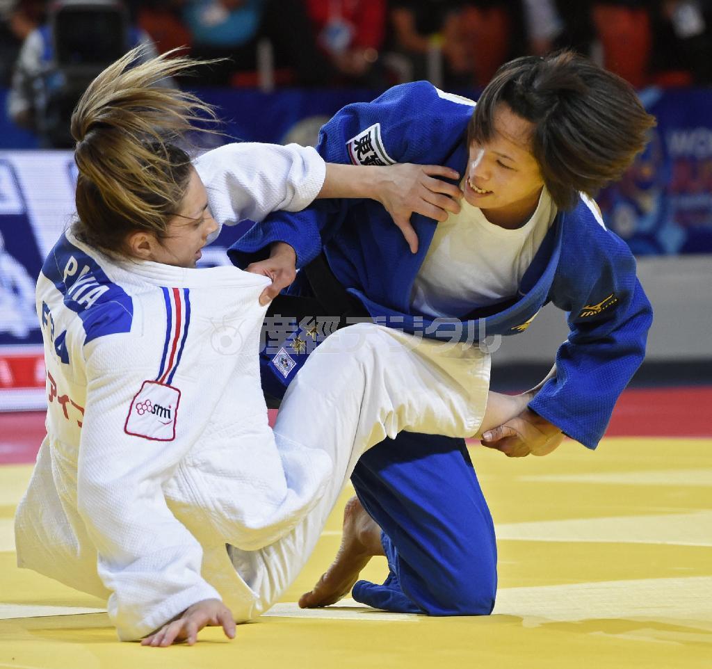 フランス選手（左）を破り決勝進出を決めた松本薫＝２０１５年８月２６日、カザフスタン・首都アスタナ（共同）