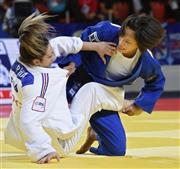 フランス選手（左）を破り決勝進出を決めた松本薫＝２０１５年８月２６日、カザフスタン・首都アスタナ（共同）