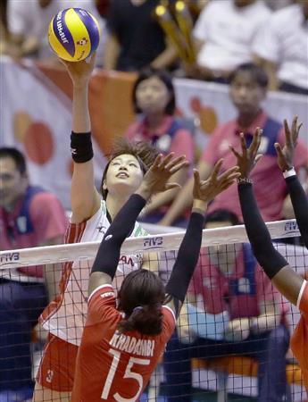 第２セット、ブロックをかわし攻撃する木村沙織＝２０１６年２月２７日、東京都渋谷区・国立代々木競技場（共同）