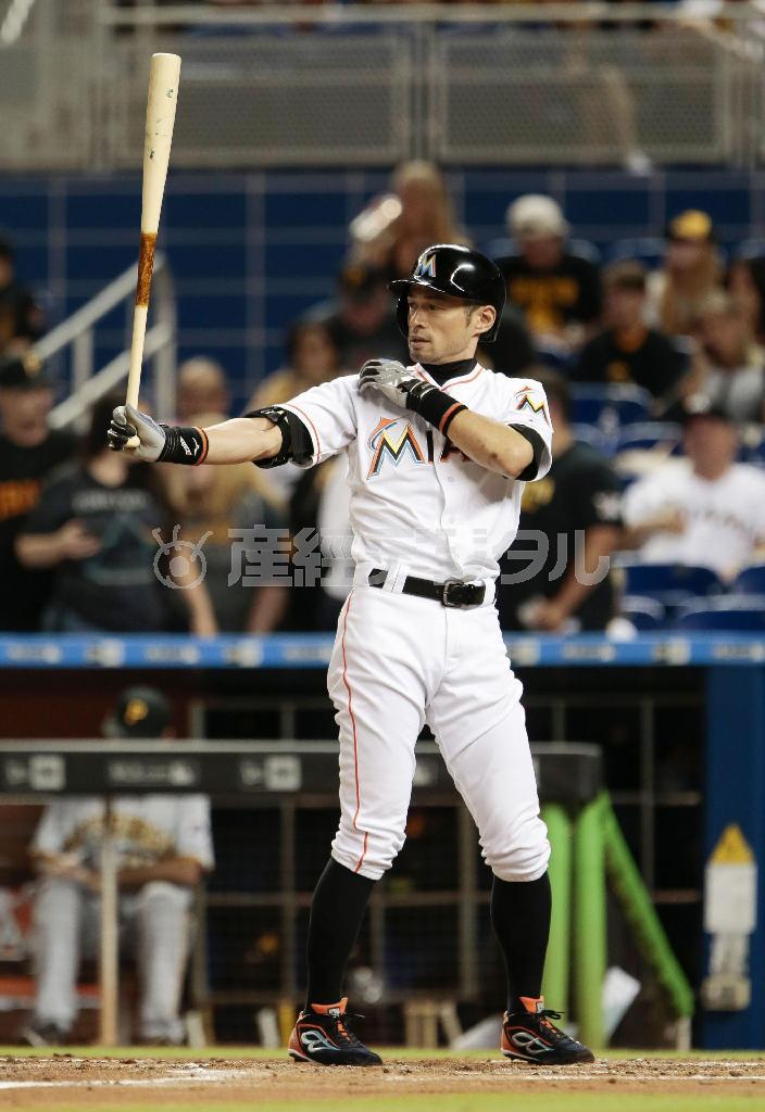 メジャー通算１万打席を迎え、バットを構えるマーリンズのイチロー＝２０１５年８月２５日、米フロリダ州マイアミ（共同）