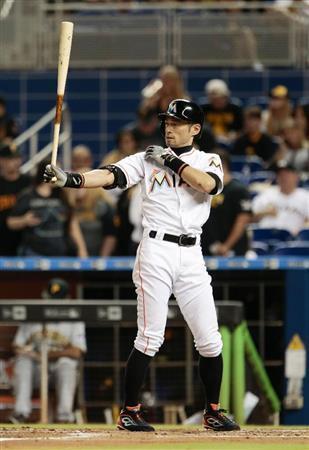 メジャー通算１万打席を迎え、バットを構えるマーリンズのイチロー＝２０１５年８月２５日、米フロリダ州マイアミ（共同）