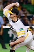 圧巻の投球をみせたロッテ戦に先発したソフトバンクのリック・バンデンハーク＝２０１５年８月２６日、福岡県福岡市中央区のヤフオクドーム（共同）