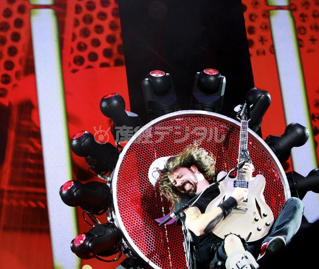 足にギプスをつけたまま特注の椅子に座り、迫力のパフォーマンスを見せたフー・ファイターズのフロントマンのデイブ・グロール＝２０１５年７月２４日、新潟県南魚沼郡湯沢町（岡崎健志さん撮影）