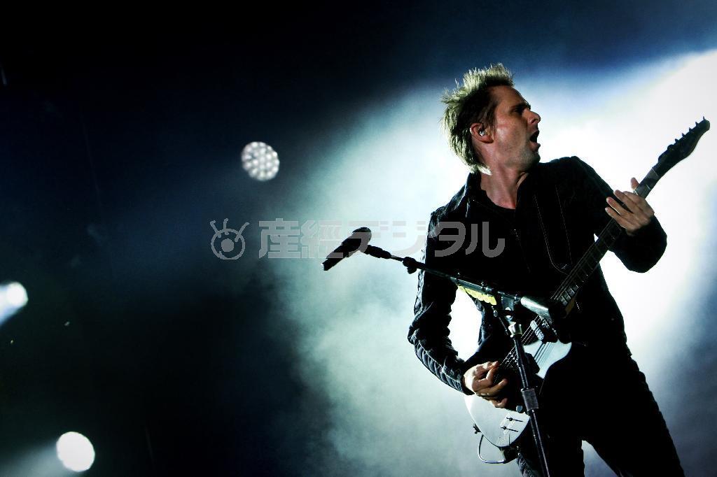 重厚なギターと抜群の歌唱力をみせつけた英ロックバンド「ミューズ」のフロントマン、マシュー・ベラミー＝２０１５年７月２５日、新潟県南魚沼郡湯沢町（岡崎健志さん撮影）