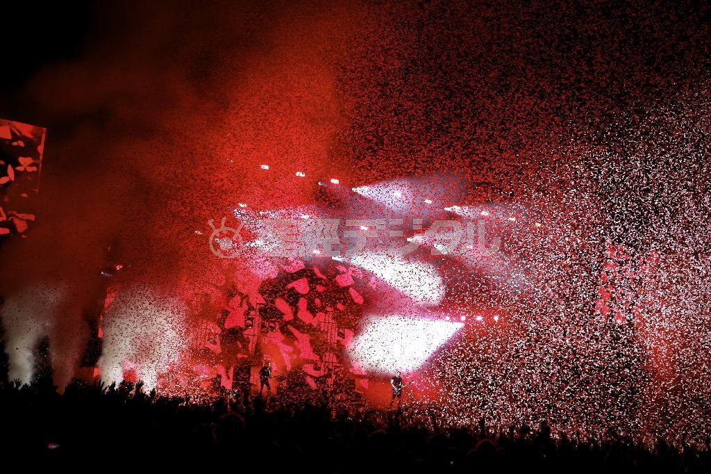 大量の紙吹雪が舞った英ロックバンド、ミューズのど派手なパフォーマンス＝２０１５年７月２５日、新潟県南魚沼郡湯沢町（岡崎健志さん撮影）