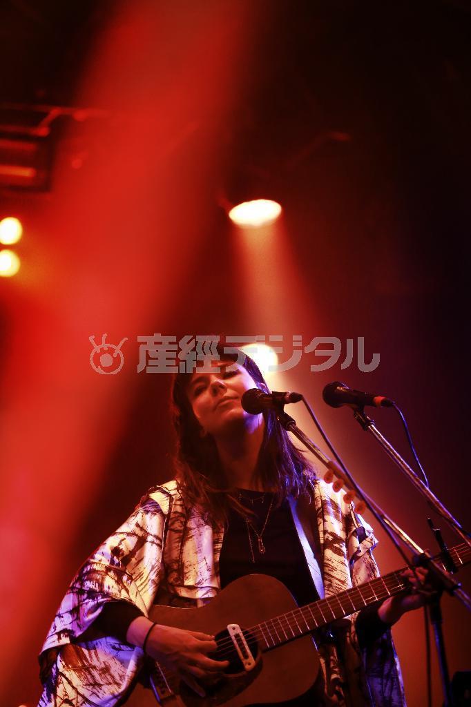 アイスランドのバンド、オブ・モンスターズ・アンド・メンでボーカルとギターを担当するナンナ・ブリンディース・ヒルマルスドッティル＝２０１５年７月２６日、新潟県南魚沼郡湯沢町（岡崎健志さん撮影）