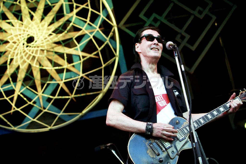 フジロックの顔でもあるシーナ＆ロケッツのフロントマン、鮎川誠＝２０１５年７月２６日、新潟県南魚沼郡湯沢町（岡崎健志さん撮影）