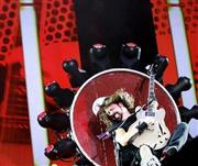 足にギプスをつけたまま特注の椅子に座り、迫力のパフォーマンスを見せたフー・ファイターズのフロントマンのデイブ・グロール＝２０１５年７月２４日、新潟県南魚沼郡湯沢町（岡崎健志さん撮影）