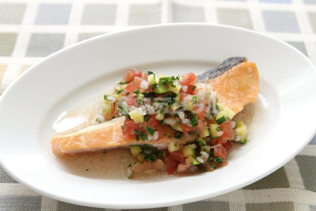サケのムニエル＿夏野菜ソース仕立て。※１９５ｋｃａｌ、塩分１．３グラム（１人分）
