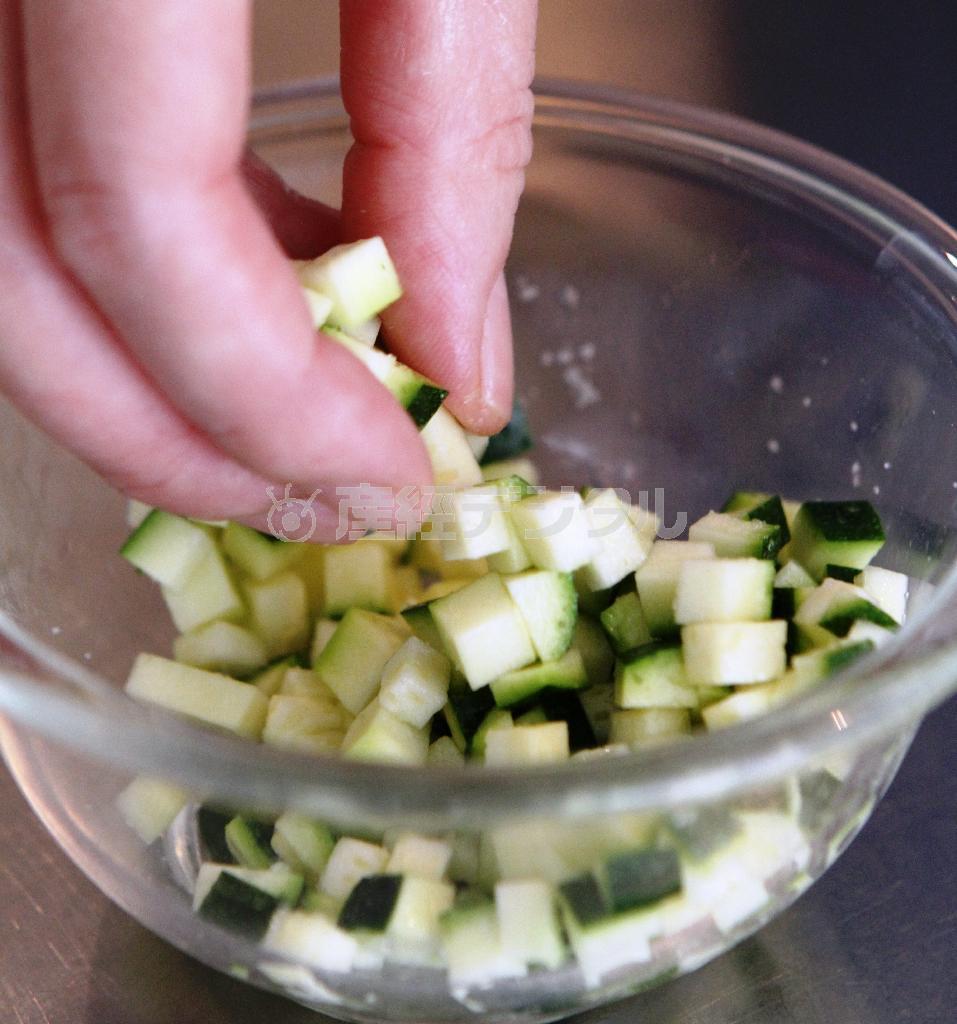サケのムニエル＿夏野菜ソース仕立て（作り方１）＿＿夏野菜ソースを作る。ズッキーニに塩をなじませ、しんなりさせ、水けを絞り、トマト、タマネギ、パセリ、酢、塩、こしょうをなじませて混ぜる（冷やしておくとよい、田中幸美撮影）