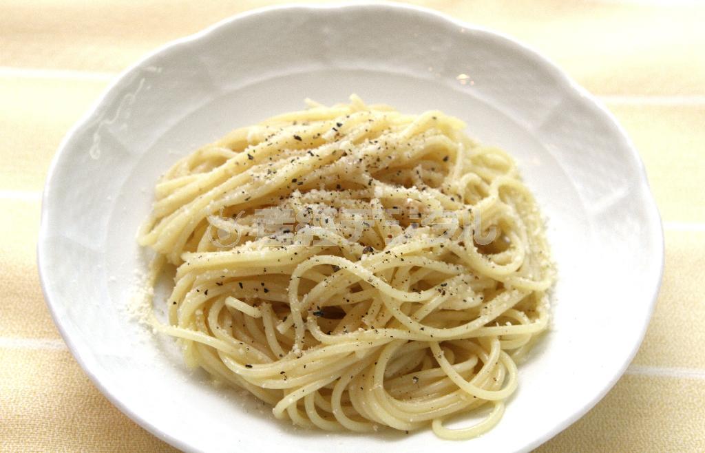 チーズと黒こしょうのパスタ。※２７８ｋｃａｌ、塩分１．５グラム（１人分）