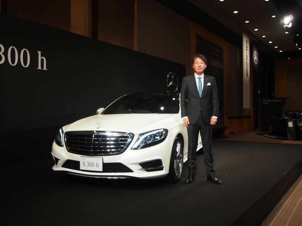 クリーンディーゼルエンジンと電気モーターを組み合わせたハイブリッド車「Ｓ３００ｈ」を発表するメルセデス・ベンツ日本の上野金太郎社長＝２７日、東京都港区