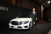クリーンディーゼルエンジンと電気モーターを組み合わせたハイブリッド車「Ｓ３００ｈ」を発表するメルセデス・ベンツ日本の上野金太郎社長＝２７日、東京都港区