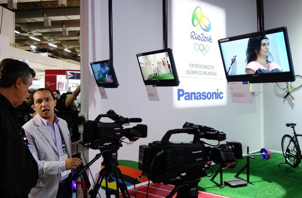 リオデジャネイロ五輪のロゴを前面に出したパナソニックのブース＝２６日、サンパウロ（藤原直樹撮影）