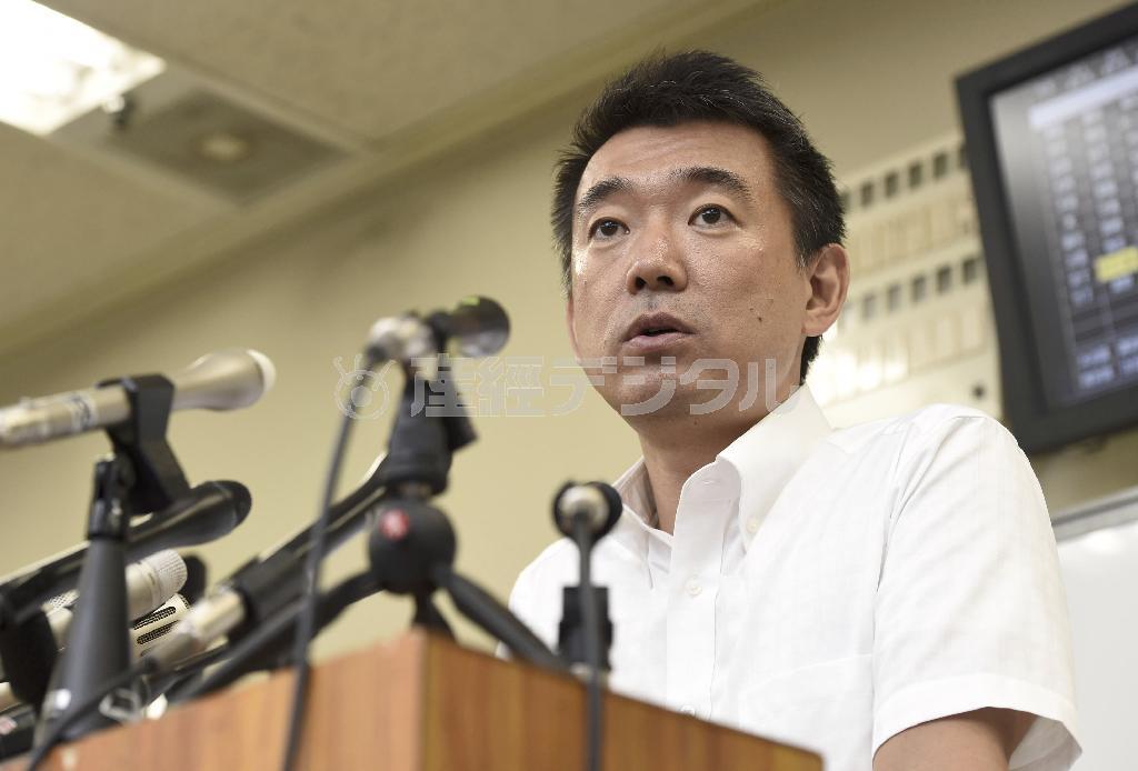 記者会見で離党の理由を説明する橋下（はしもと）徹・大阪市長＝２０１５年８月２７日午後、大阪市北区（甘利慈撮影）