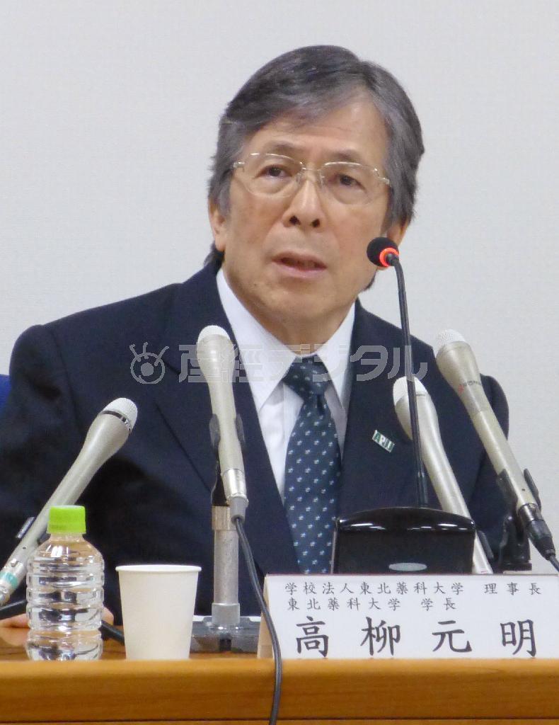 医学部新設を認める答申をめぐり、記者会見する東北薬科大の高柳元明（たかやなぎ・もとあき）学長＝２０１５年８月２７日午後、宮城県仙台市