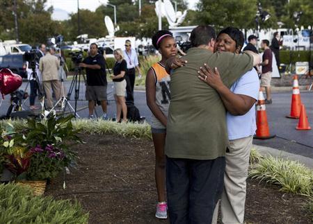 地元テレビ局ＷＤＢＪのプロデューサーや技術者など多くの関係者は局の敷地内で、２人の死を悼んだ＝２０１５年８月２６日、米バージニア州ロアノーク（ＡＰ）