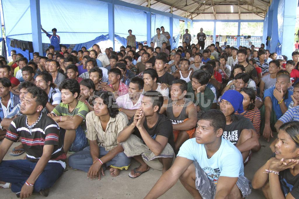 インドネシア東部の島の救護施設に集まる漁船員。奴隷のように扱われていた船から救出された＝２０１５年４月（ＡＰ＝共同）