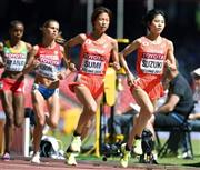 女子５０００メートル予選で力走する（右から）鈴木亜由子と鷲見梓沙＝２０１５年８月２７日、中国・首都北京市の国家体育場（共同）