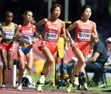 女子５０００メートル予選で力走する（右から）鈴木亜由子と鷲見梓沙＝２０１５年８月２７日、中国・首都北京市の国家体育場（共同）