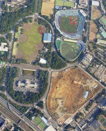 新国立競技場の建設予定地（右下）＝７月、東京都新宿区
