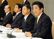 新国立競技場整備計画再検討のための関係閣僚会議であいさつする安倍晋三首相（右端）＝２８日午前、首相官邸（斎藤良雄撮影）